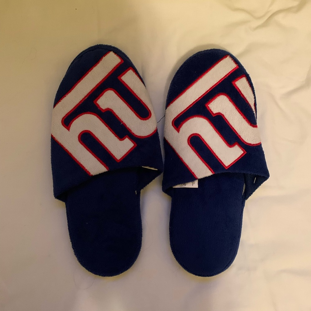 NY Giants slippers NWT. Size medium.